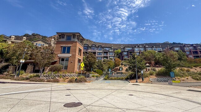 Building Photo - 6491 Bayview Dr