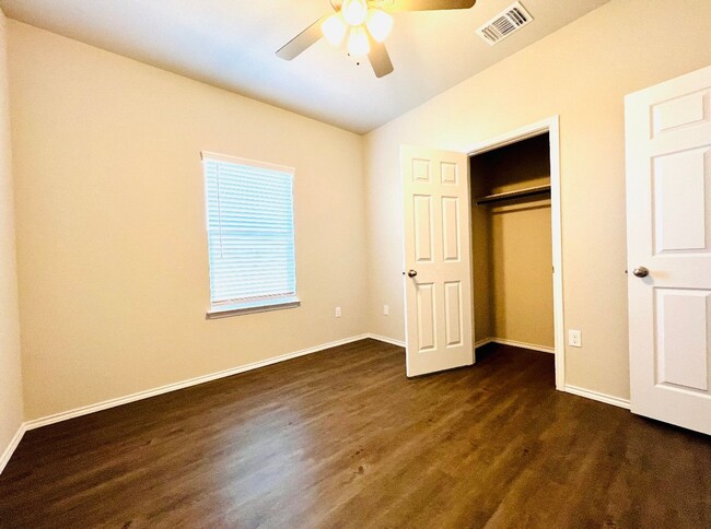 Building Photo - 3/2 Navarro ISD in Seguin