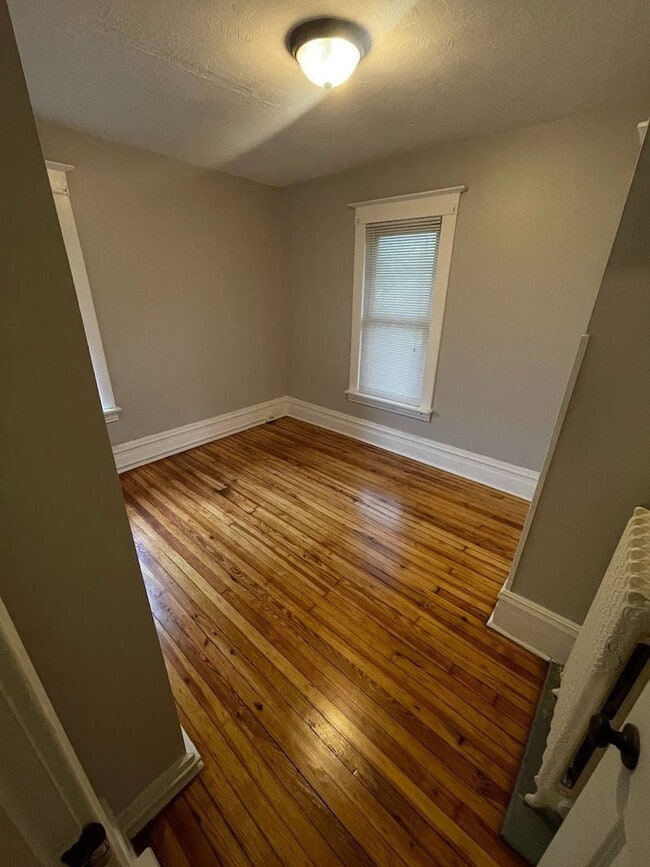 Building Photo - 3BR Townhouse