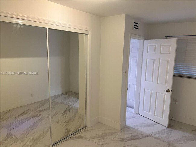 Building Photo - 4337 SW 49th St