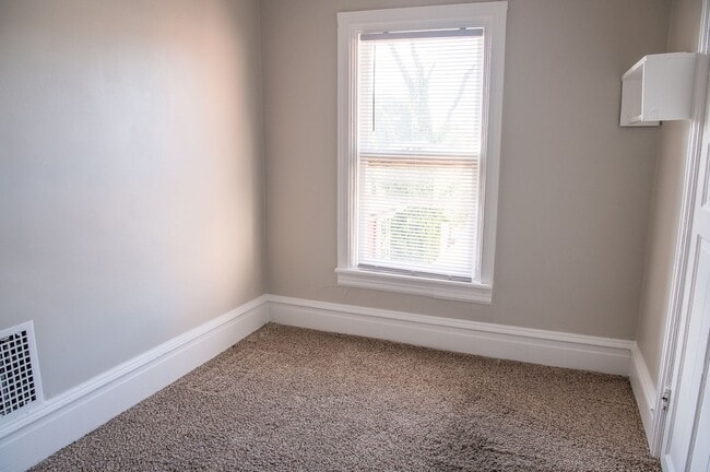 Building Photo - 307 Muench St