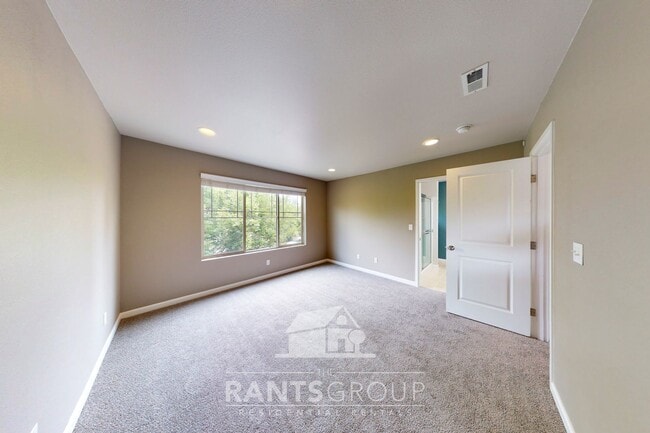 Building Photo - Stylish 3-Bedroom Townhome in Great West Olympia Location