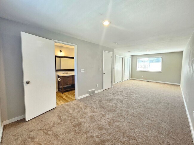 Building Photo - 1721 E 58th Ave