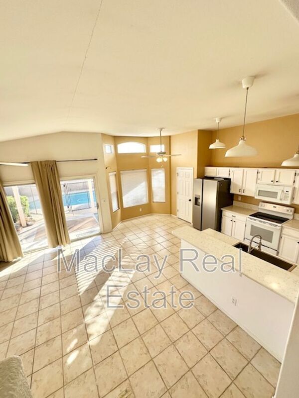 Building Photo - 5057 E Delta Ave