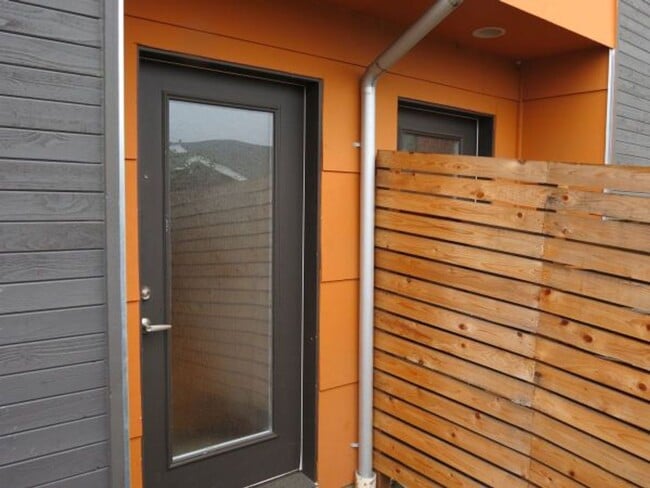 Building Photo - Beautiful 2 Bed Townhome Conveniently Located In Seattle!