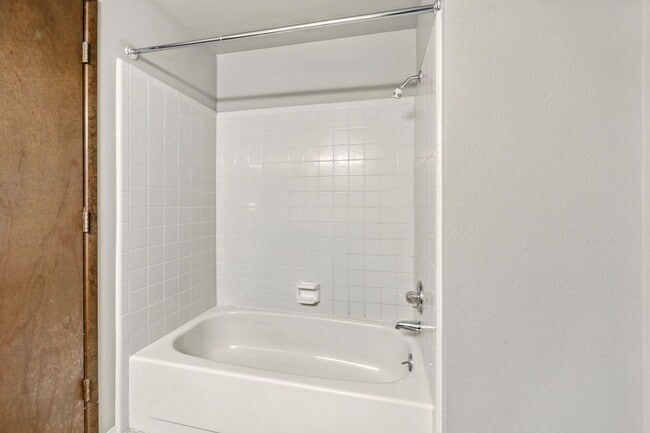 Building Photo - Renovated two bedroom townhouse near downt...