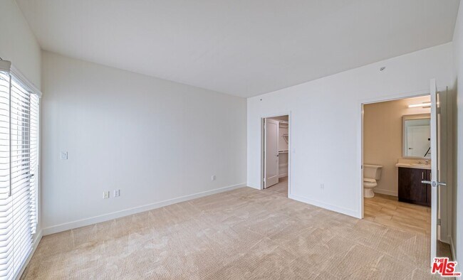 Building Photo - 436 S Virgil Ave