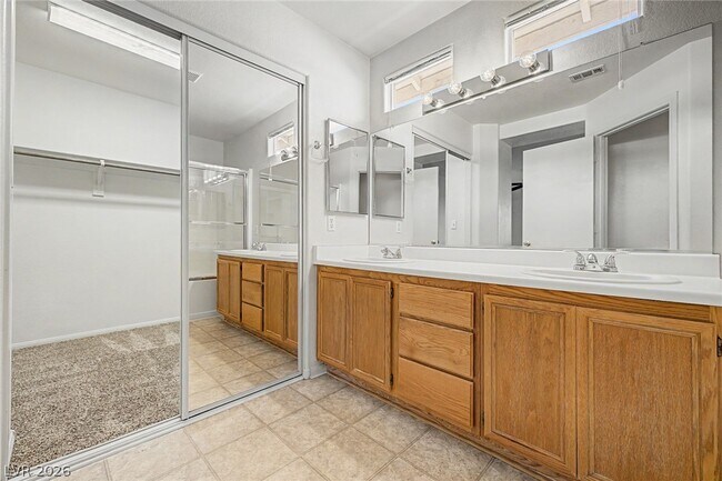 Building Photo - 2392 Predera Ave