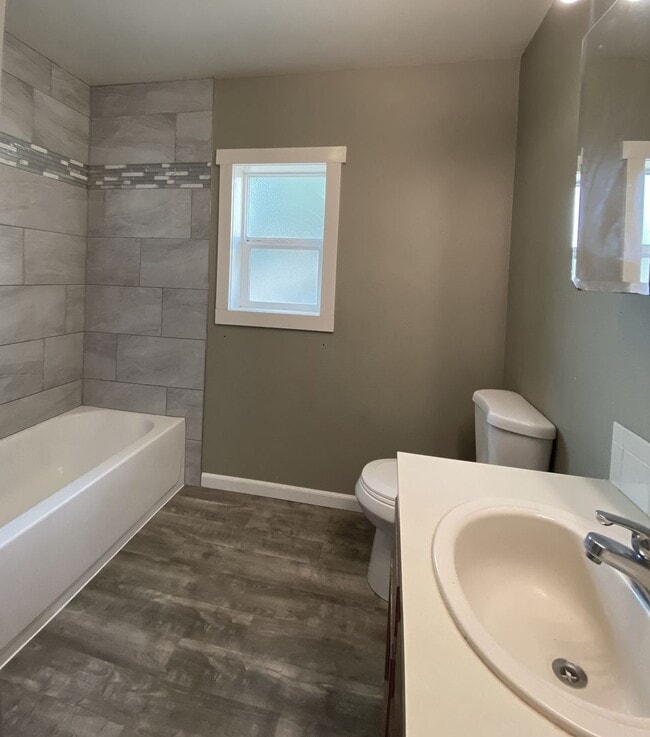 Building Photo - Spacious Well Maintained 3 Bedroom - 1 Bat...