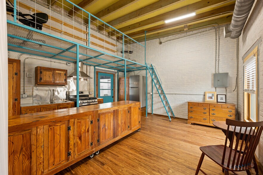 Building Photo - 1500 E Madison St