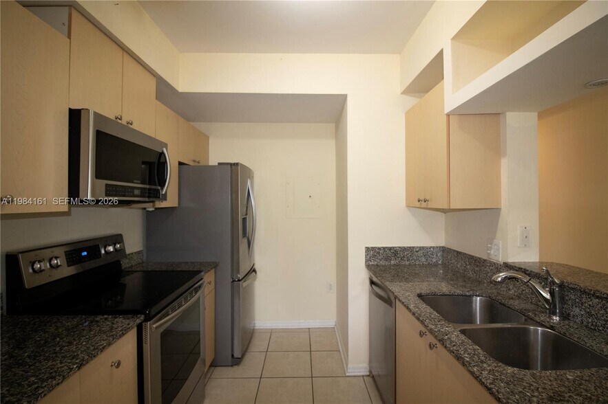 Building Photo - 2469 Centergate Dr