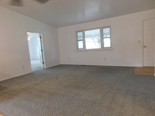 Building Photo - 1527-M 1/8 M 1/8 Rd