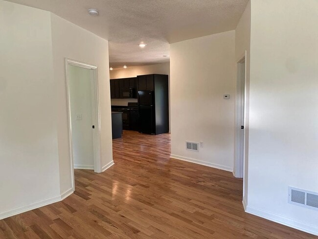 Building Photo - 610