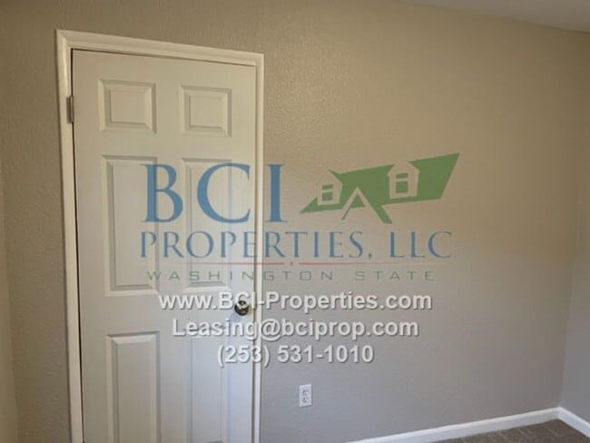 Building Photo - Beautifully remodeled 2 bedroom Duplex nex...