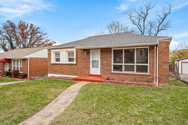 Building Photo - Single Family 3 bedroom 1 Bath w/ Finished...