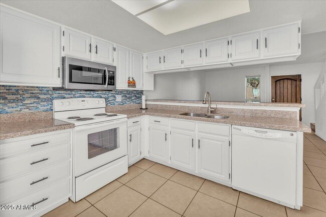 Building Photo - 2437 E Tracy Ln