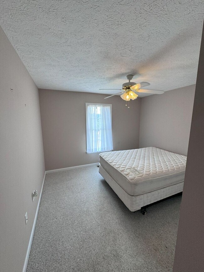 Building Photo - Single Level Home with a Great yard