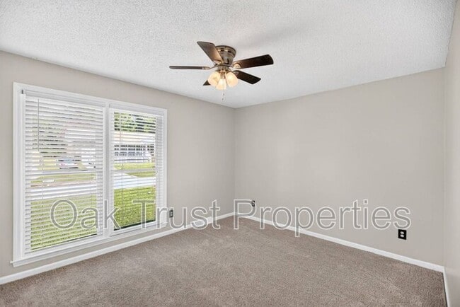 Building Photo - 220 Cornell Dr