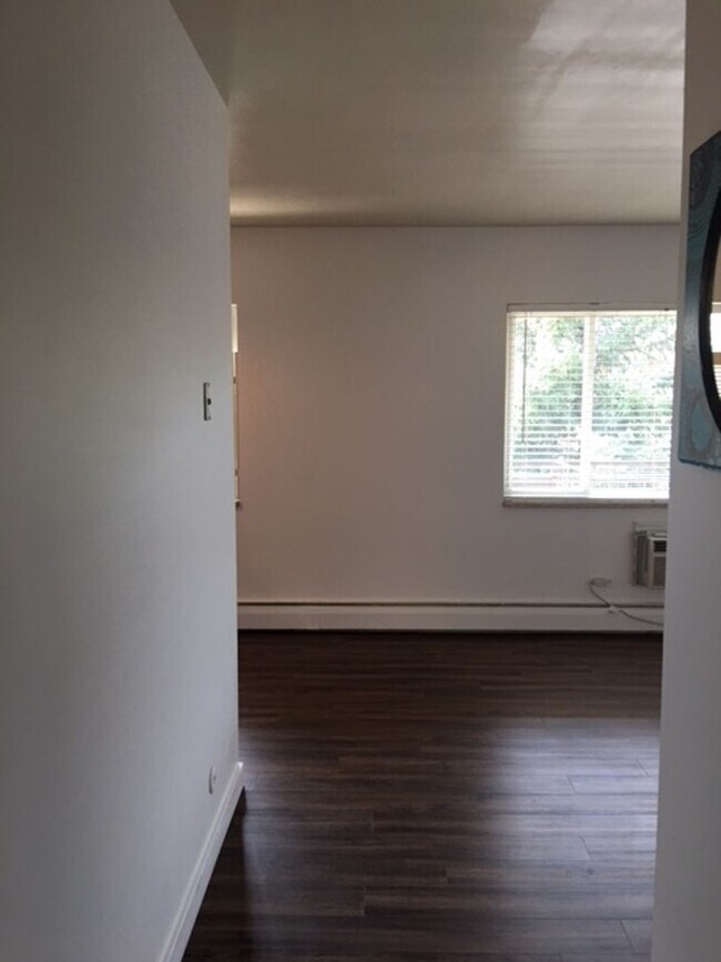 Building Photo - AMAZING LOCATION NEAR CAMPUS 2 Bed 1 Bath Condo-AVAILABLE NOW!