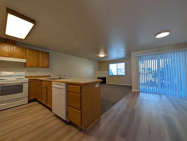 Building Photo - 3 bdrm/2 bthrm Duplex with Single Car Gara...