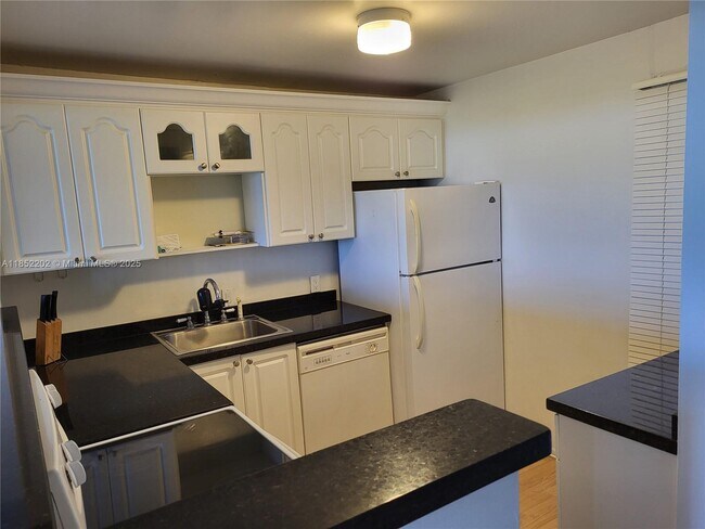 Building Photo - 3475 N Country Club Dr