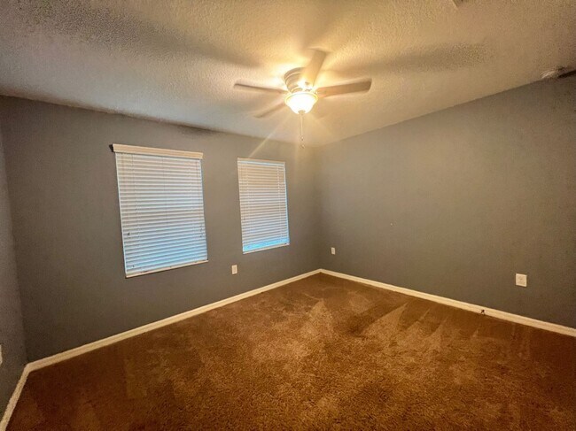 Building Photo - 4/3/2 HOME IN EDINA GARDEN OF EDEN