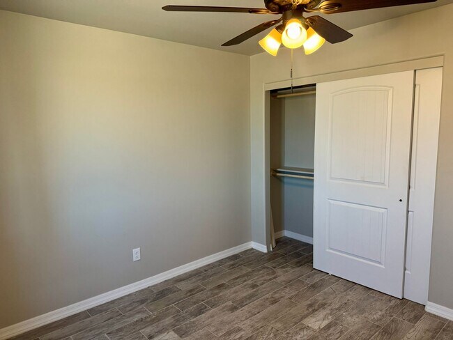 Building Photo - Enjoy the afternoon views in the 3 Bedroom...
