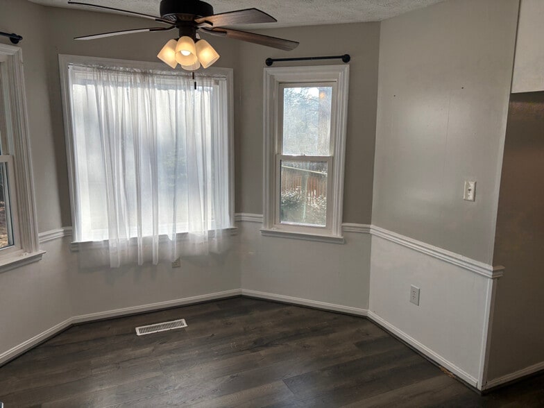 Building Photo - 404 Lake Front Dr