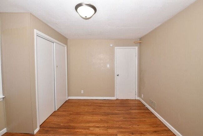 Building Photo - Mishawaka Northside 3 bedroom 1 1/2 story home with 2 bathrooms