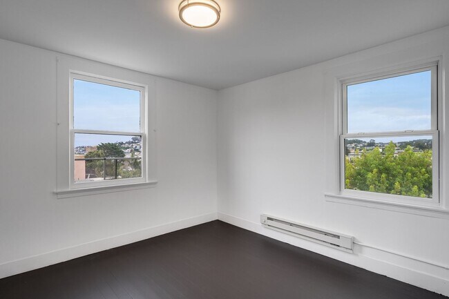 Building Photo - Newly remodeled top floor, pet friendly 1B...