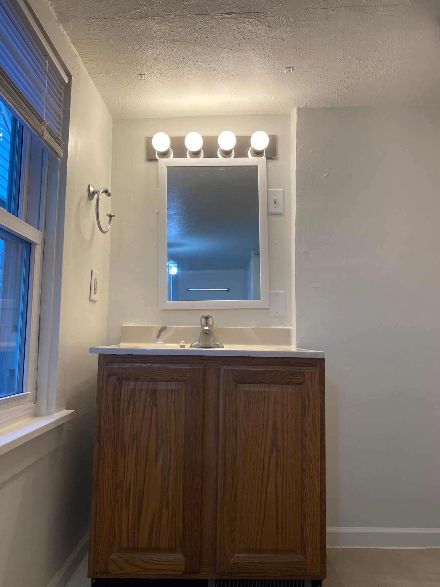 Bathroom - 633 E Johnson St