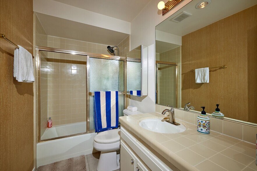 Building Photo - 2510 Torrey Pines Rd