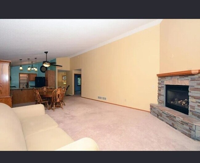 Building Photo - Charming 3BR - 2 Bath House in Shoreview