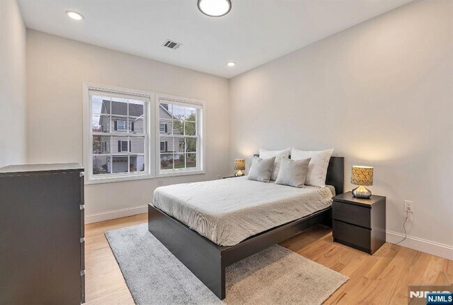 Building Photo - 765 6th Ave