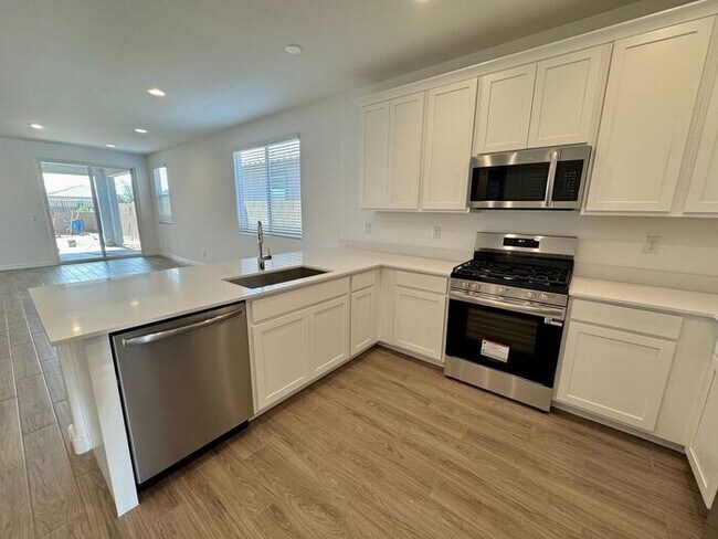 Building Photo - New 5-Bedroom Home in Phoenix with Upgrade...