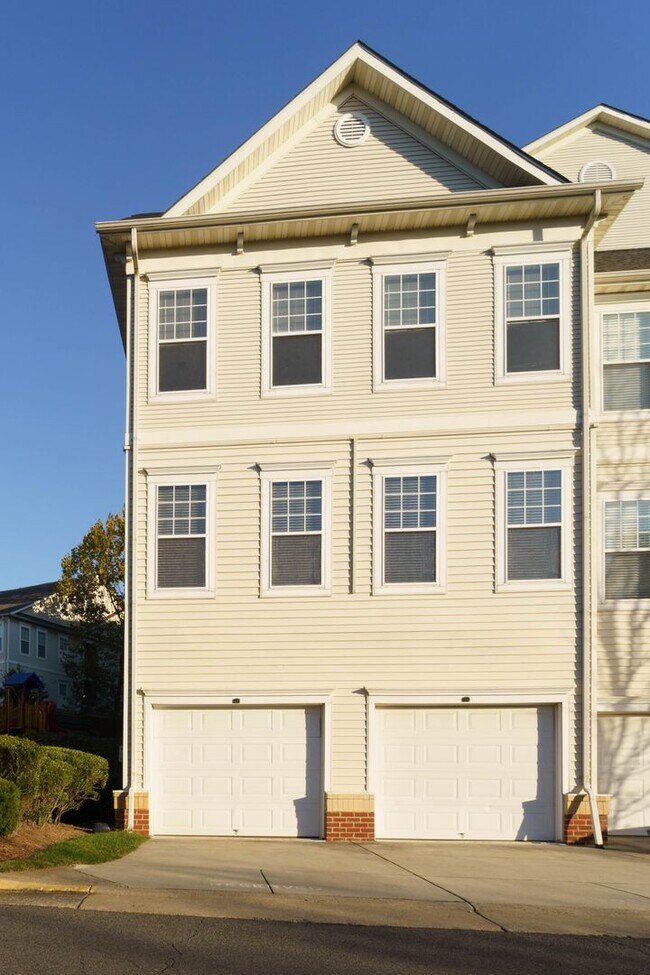 Building Photo - 3 level 2 BR 2BA condo in Fairfax Ridge
