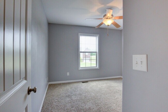 Building Photo - Sweet Splitlevel with Awesome Basement Area