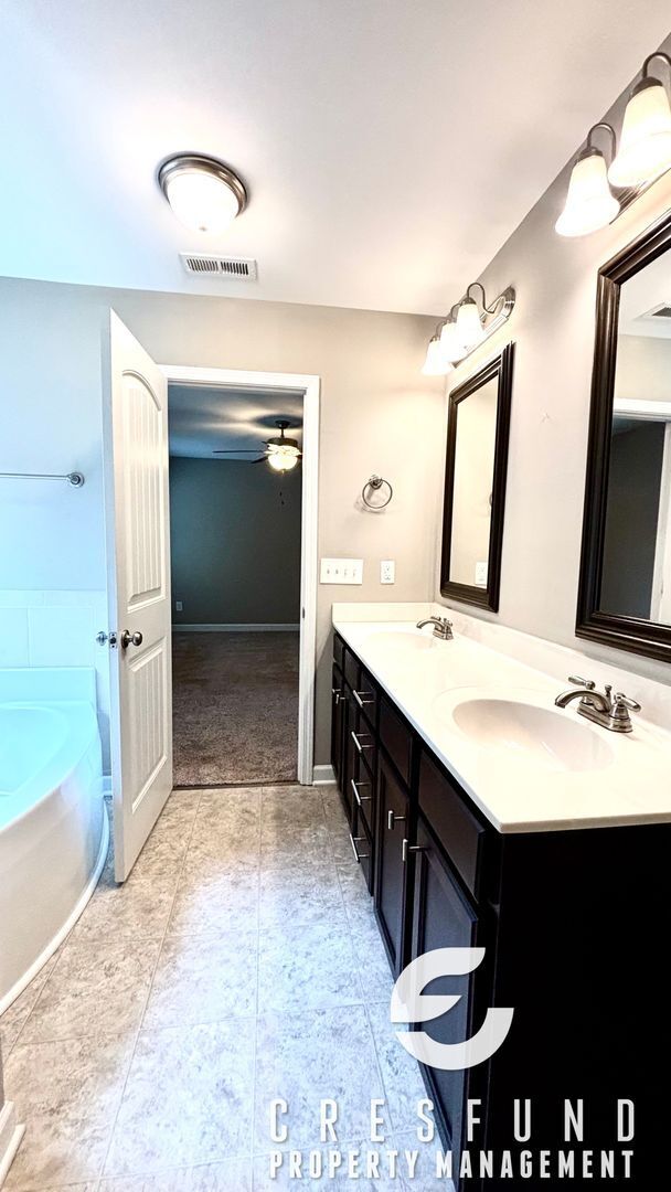 Building Photo - Spacious, Stylish & Close to It All – 3 Be...