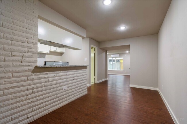 Primary Photo - 11927 Beechnut St