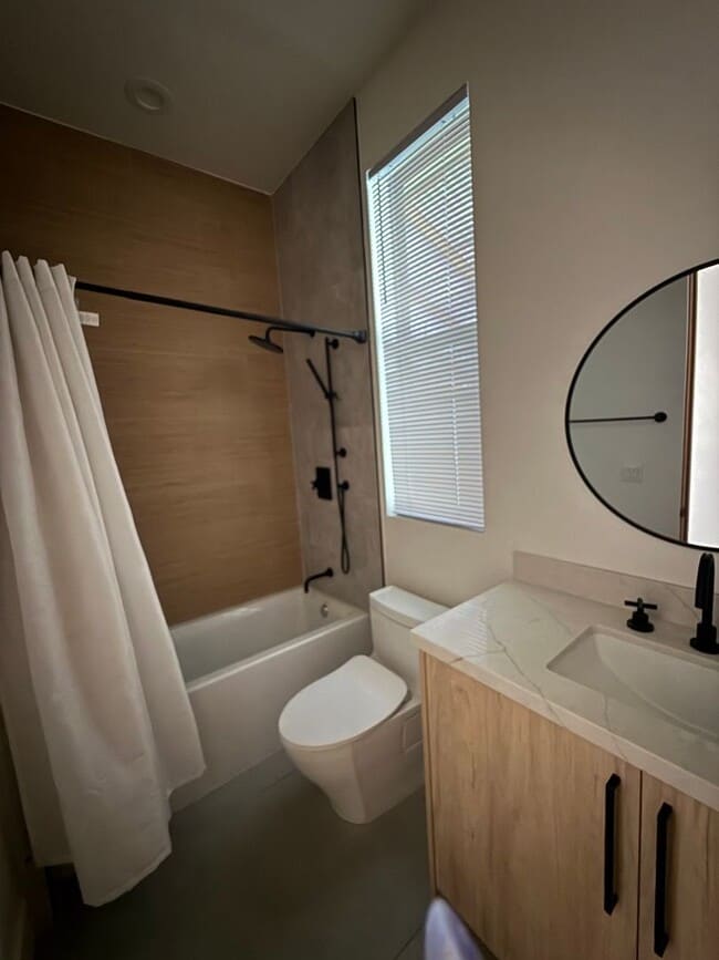 Building Photo - 3 bed, 2 bath ADU with private yard