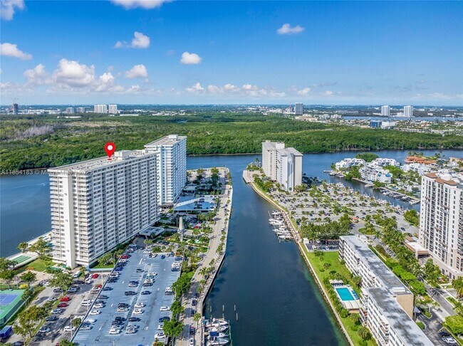 Building Photo - 300 Bayview Dr