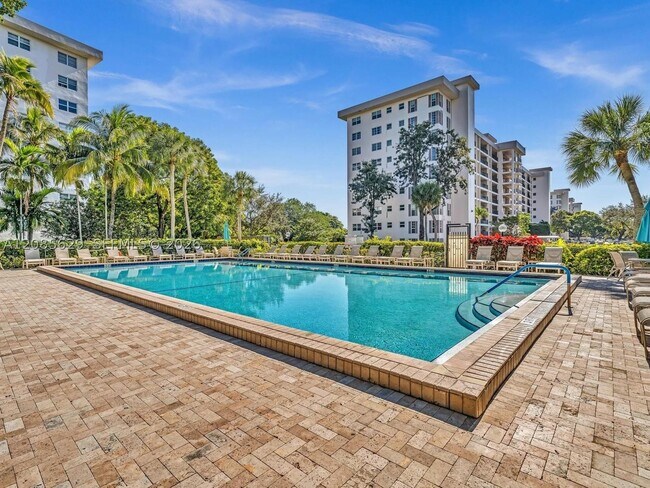 Building Photo - 3150 N Palm Aire Dr