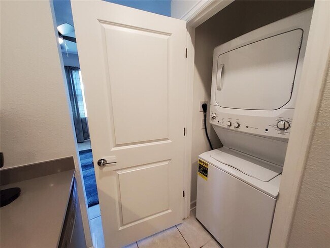 Building Photo - 160 Taft Dr