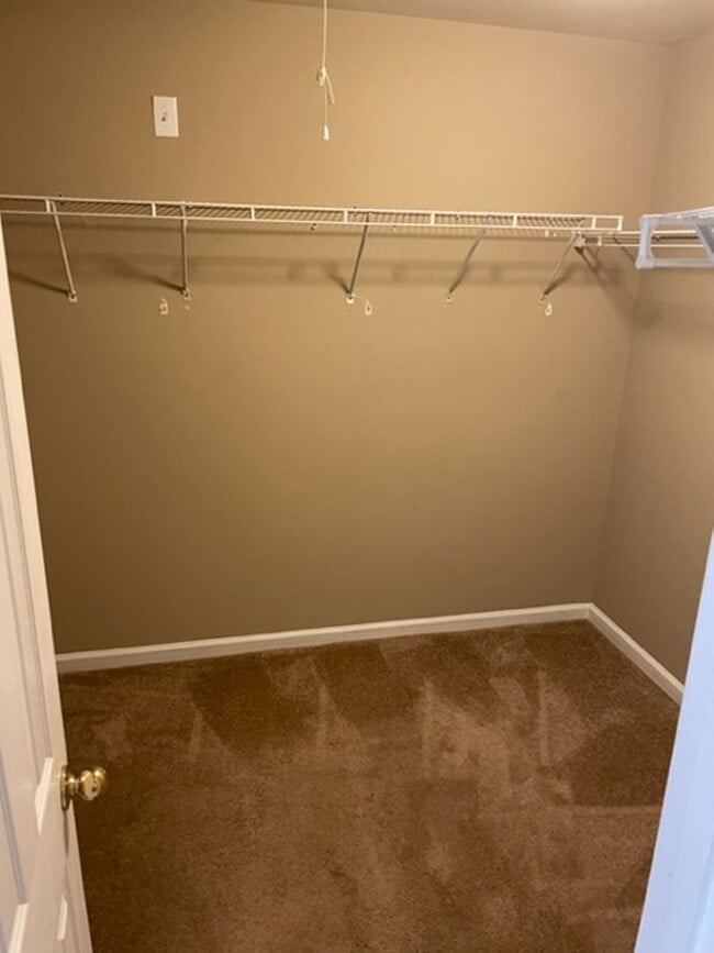 Building Photo - Spacious 4 Bedroom, 2.5 Bath Home in Brookmere West