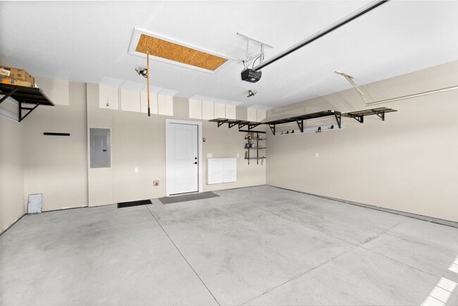 Building Photo - Luxury Maintenance-Free Former Model Home in Grove City – 2 Bed, 2 Bath Ranch