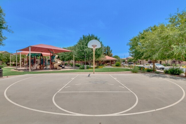 Building Photo - Lovely home in cul-de-sac lot with fenced pool!