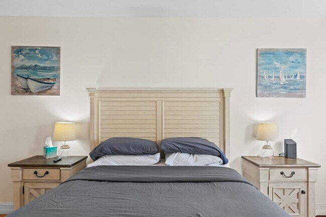 Building Photo - 2424 NE 9th St