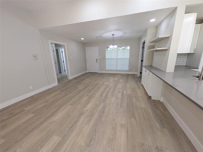 Building Photo - 9705 Marlborough Dr