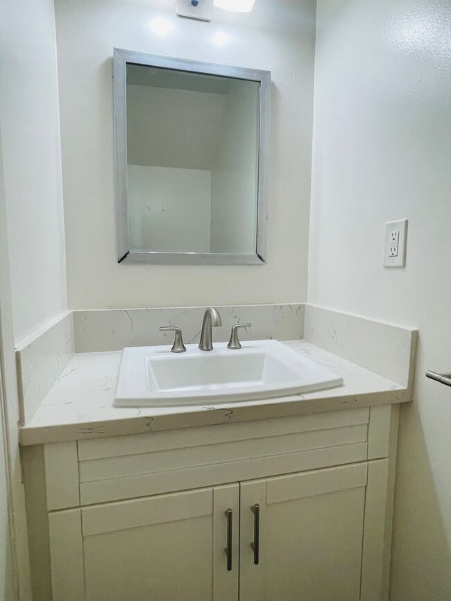 Building Photo - Partly Furnished 2-bedroom,1.5-bath Townho...