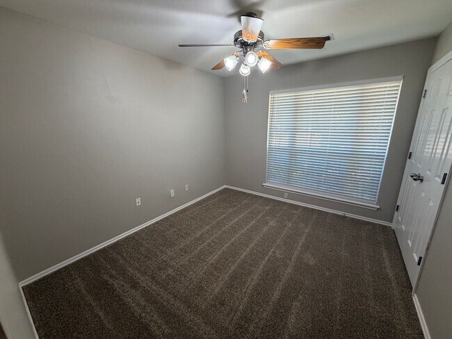 Building Photo - 411 S Pointe Ln